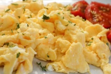 Fluffy Scrambled Eggs with Butter